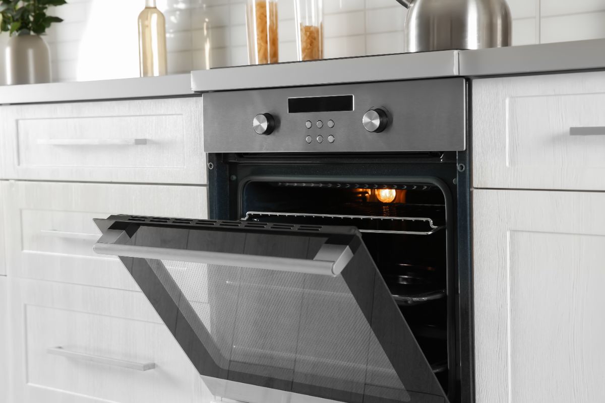 Gas range with lit burner